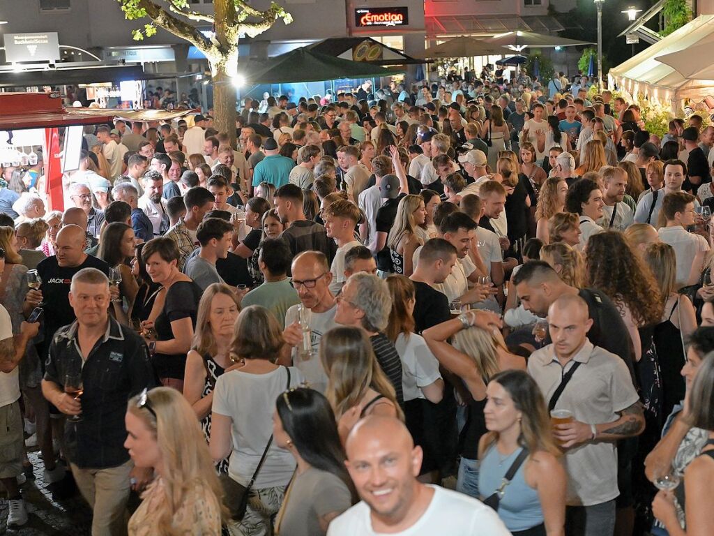 Hoch die Glser - beste Stimmung prgte das 51. Breisgauer Weinfest in Emmendingen.