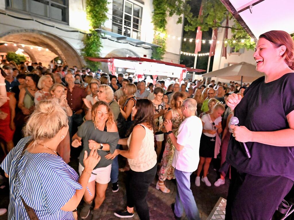 Hoch die Glser - beste Stimmung prgte das 51. Breisgauer Weinfest in Emmendingen.