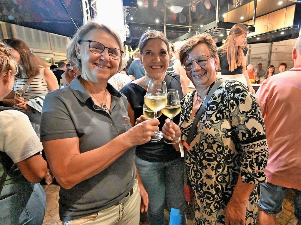 Hoch die Glser - beste Stimmung prgte das 51. Breisgauer Weinfest in Emmendingen.