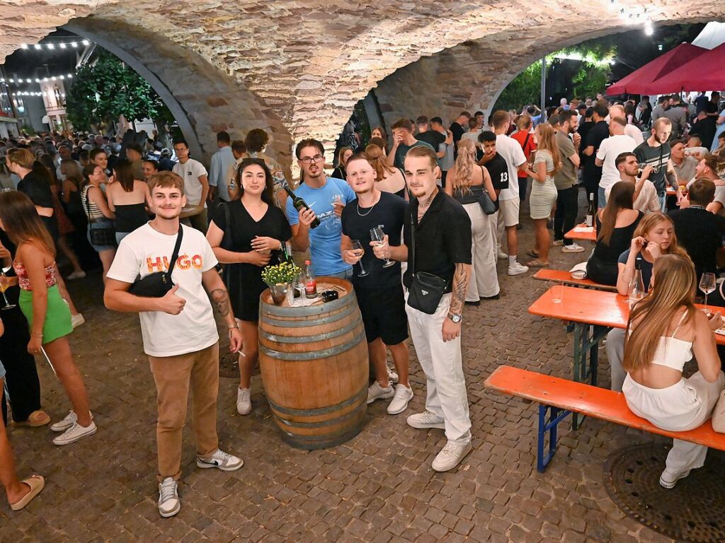 Hoch die Glser - beste Stimmung prgte das 51. Breisgauer Weinfest in Emmendingen.