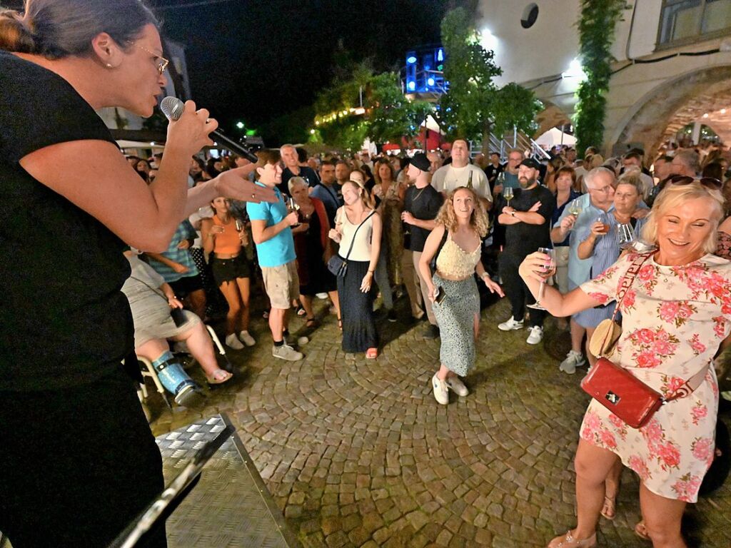 Hoch die Glser - beste Stimmung prgte das 51. Breisgauer Weinfest in Emmendingen.