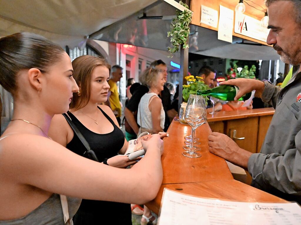 Hoch die Glser - beste Stimmung prgte das 51. Breisgauer Weinfest in Emmendingen.