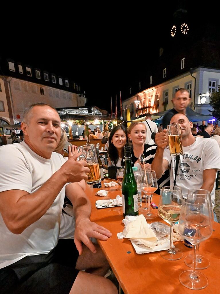 Hoch die Glser - beste Stimmung prgte das 51. Breisgauer Weinfest in Emmendingen.