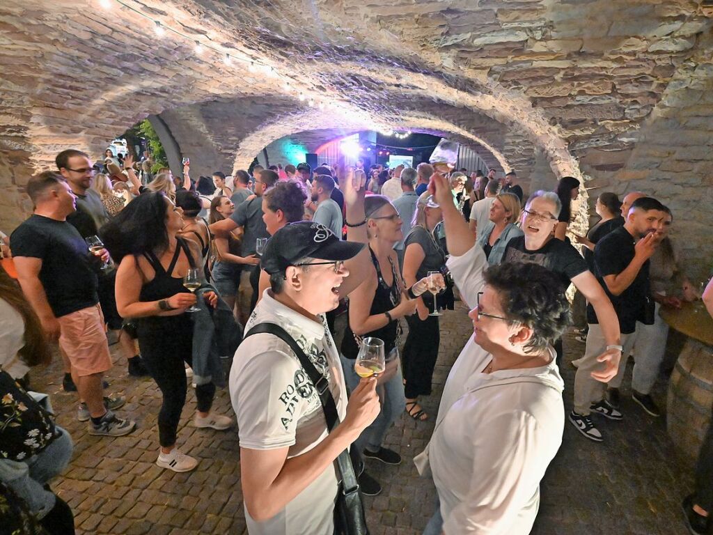 Hoch die Glser - beste Stimmung prgte das 51. Breisgauer Weinfest in Emmendingen.