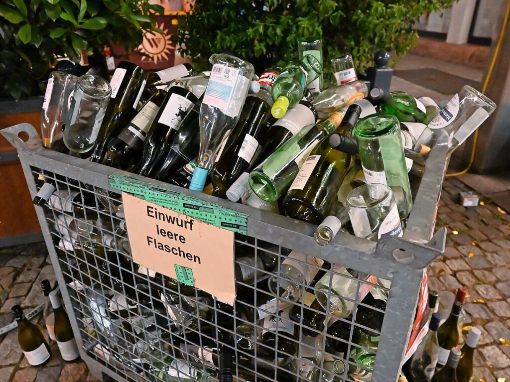 Hoch die Glser - beste Stimmung prgte das 51. Breisgauer Weinfest in Emmendingen.