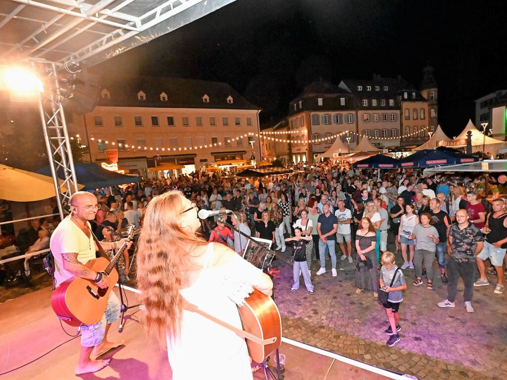 Hoch die Glser - beste Stimmung prgte das 51. Breisgauer Weinfest in Emmendingen.