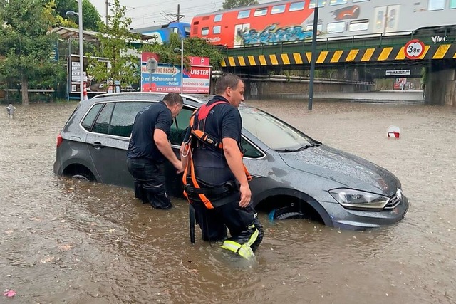 In Wien haben heftige Unwetter berschwemmungen ausgelst.  | Foto: --- (dpa)