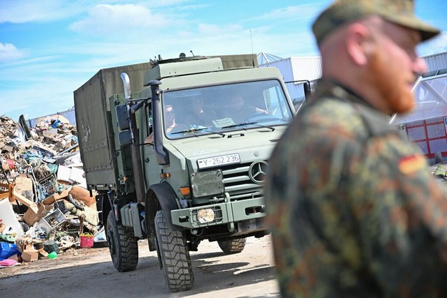 Soldaten der Bundeswehr sind an einer ...uchsal nach dem Hochwasser im Einsatz.  | Foto: Marius Bulling (dpa)