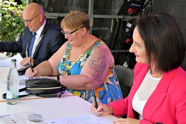 Oberbrgermeister Stefan Schlatterer (...Sandomierz unterzeichnen die Urkunden.  | Foto: Sylvia-Karina Jahn