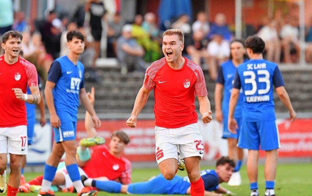 Nico Schumacher hat eben einen Eckball...g des Offenburger FV ber den SC Lahr.  | Foto: Wolfgang Knstle