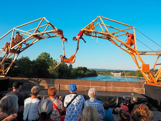 Brckenbauen auf der Rheinbrcke zur E... hatte gleich eine mehrfache Symbolik.  | Foto: Boris Burkhardt