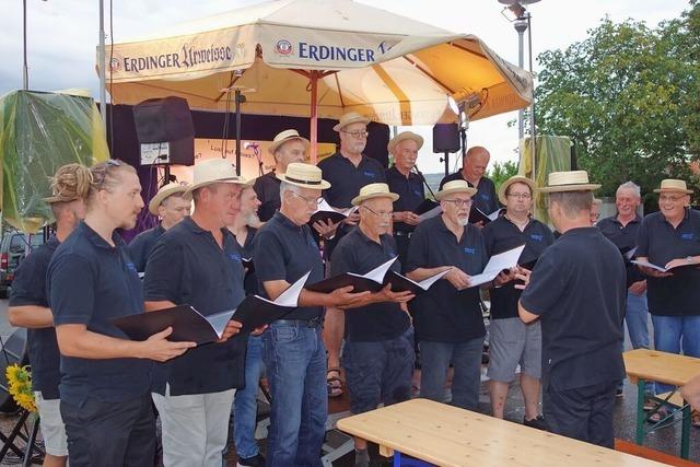 Viele Besucher feiern Strbli-Fest in Wollbach am Samstag als Open-Air-Konzert