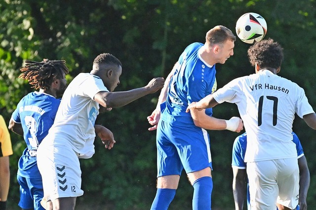 Viel Kampf im Derby um einen hohen Bal...nando Gomez und Joel Thoma (von links)  | Foto: Achim Keller