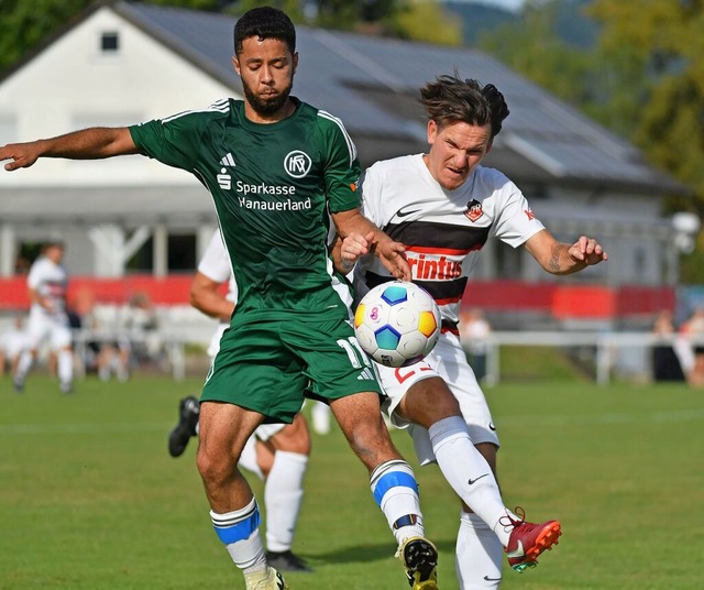 VfR-Spielertrainer Dennis Kopf (rechts...Kehler Elias Schle um das Spielgert.  | Foto: Wolfgang Knstle