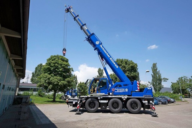 Der Kran kann bis zu 30 Tonnen heben.  | Foto: Volker Mnch