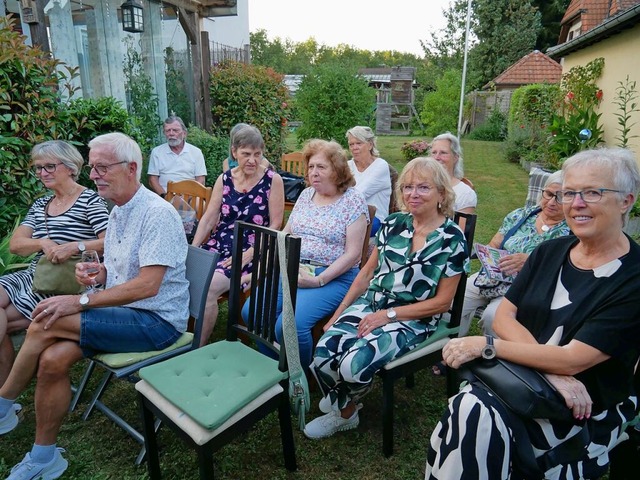 Gespannt lauschten die Besucherinnen u...  Garten von Melitta und Jrgen Huber.  | Foto: Michael Gottstein