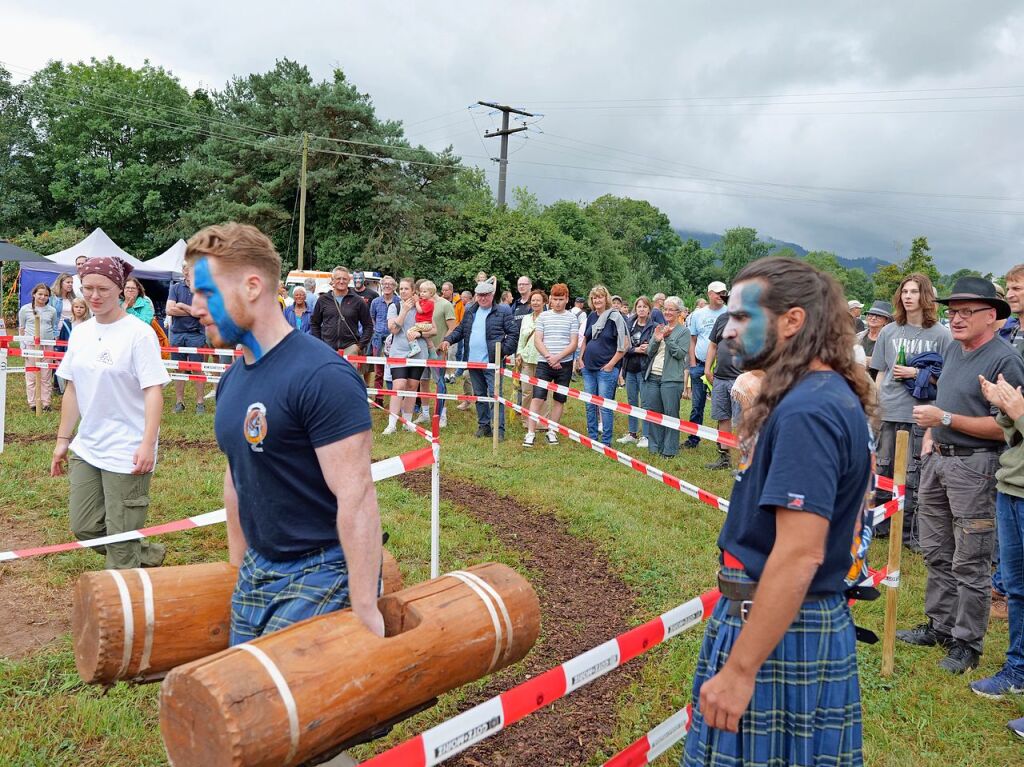 Sieben martialische Disziplinen gibt es in diesem Jahr bei den Highland Games: Baumstammwerfen, Tauziehen, Fasshochwurf, Axtwerfen, Lauf mit Gewichten, Baumstamm-Slalom und Weinfassrollen.