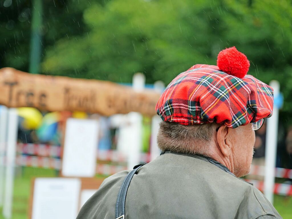 Sieben martialische Disziplinen gibt es in diesem Jahr bei den Highland Games: Baumstammwerfen, Tauziehen, Fasshochwurf, Axtwerfen, Lauf mit Gewichten, Baumstamm-Slalom und Weinfassrollen.