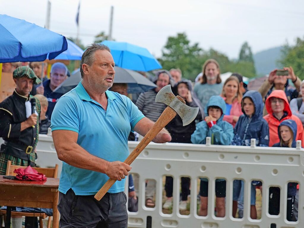 Sieben martialische Disziplinen gibt es in diesem Jahr bei den Highland Games: Baumstammwerfen, Tauziehen, Fasshochwurf, Axtwerfen, Lauf mit Gewichten, Baumstamm-Slalom und Weinfassrollen.