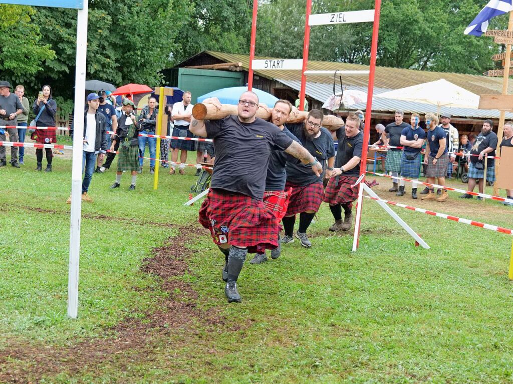 Sieben martialische Disziplinen gibt es in diesem Jahr bei den Highland Games: Baumstammwerfen, Tauziehen, Fasshochwurf, Axtwerfen, Lauf mit Gewichten, Baumstamm-Slalom und Weinfassrollen.