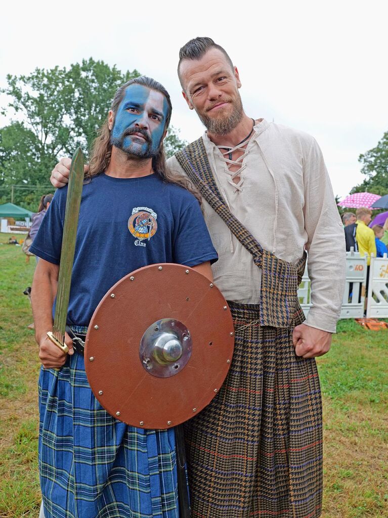 Sieben martialische Disziplinen gibt es in diesem Jahr bei den Highland Games: Baumstammwerfen, Tauziehen, Fasshochwurf, Axtwerfen, Lauf mit Gewichten, Baumstamm-Slalom und Weinfassrollen.