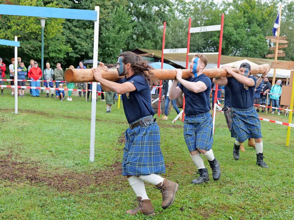 Sieben martialische Disziplinen gibt es in diesem Jahr bei den Highland Games: Baumstammwerfen, Tauziehen, Fasshochwurf, Axtwerfen, Lauf mit Gewichten, Baumstamm-Slalom und Weinfassrollen.