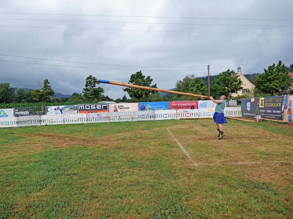 Sieben martialische Disziplinen gibt es in diesem Jahr bei den Highland Games: Baumstammwerfen, Tauziehen, Fasshochwurf, Axtwerfen, Lauf mit Gewichten, Baumstamm-Slalom und Weinfassrollen.