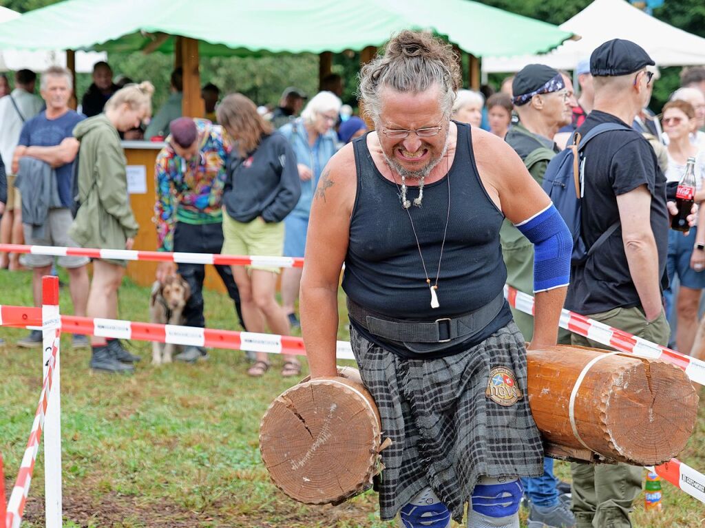 Sieben martialische Disziplinen gibt es in diesem Jahr bei den Highland Games: Baumstammwerfen, Tauziehen, Fasshochwurf, Axtwerfen, Lauf mit Gewichten, Baumstamm-Slalom und Weinfassrollen.