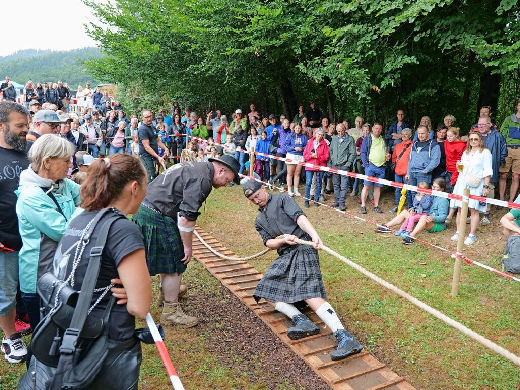 Sieben martialische Disziplinen gibt es in diesem Jahr bei den Highland Games: Baumstammwerfen, Tauziehen, Fasshochwurf, Axtwerfen, Lauf mit Gewichten, Baumstamm-Slalom und Weinfassrollen.