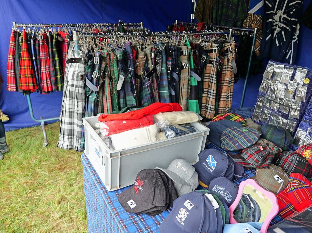 Sieben martialische Disziplinen gibt es in diesem Jahr bei den Highland Games: Baumstammwerfen, Tauziehen, Fasshochwurf, Axtwerfen, Lauf mit Gewichten, Baumstamm-Slalom und Weinfassrollen.