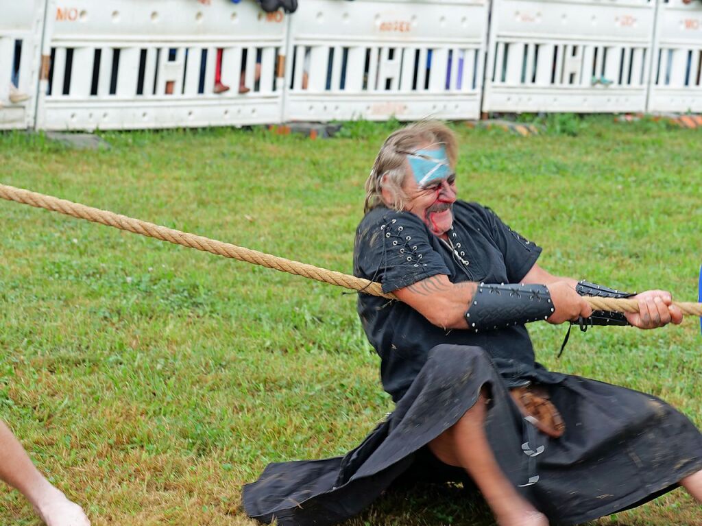 Sieben martialische Disziplinen gibt es in diesem Jahr bei den Highland Games: Baumstammwerfen, Tauziehen, Fasshochwurf, Axtwerfen, Lauf mit Gewichten, Baumstamm-Slalom und Weinfassrollen.