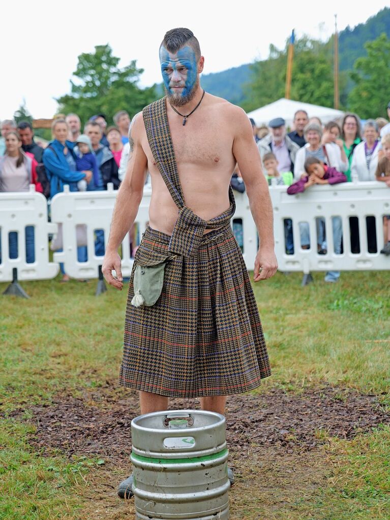 Sieben martialische Disziplinen gibt es in diesem Jahr bei den Highland Games: Baumstammwerfen, Tauziehen, Fasshochwurf, Axtwerfen, Lauf mit Gewichten, Baumstamm-Slalom und Weinfassrollen.