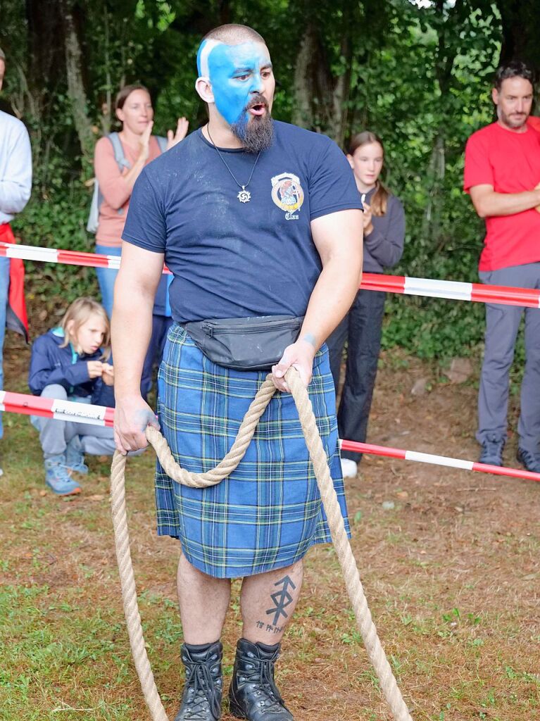 Sieben martialische Disziplinen gibt es in diesem Jahr bei den Highland Games: Baumstammwerfen, Tauziehen, Fasshochwurf, Axtwerfen, Lauf mit Gewichten, Baumstamm-Slalom und Weinfassrollen.