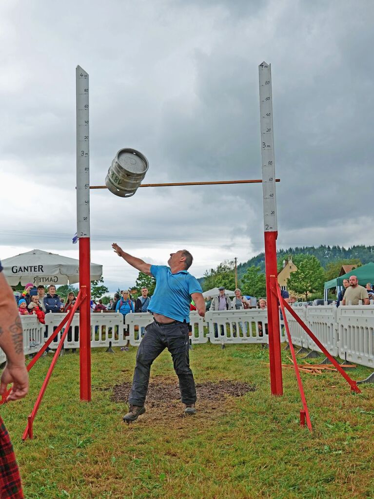 Sieben martialische Disziplinen gibt es in diesem Jahr bei den Highland Games: Baumstammwerfen, Tauziehen, Fasshochwurf, Axtwerfen, Lauf mit Gewichten, Baumstamm-Slalom und Weinfassrollen.