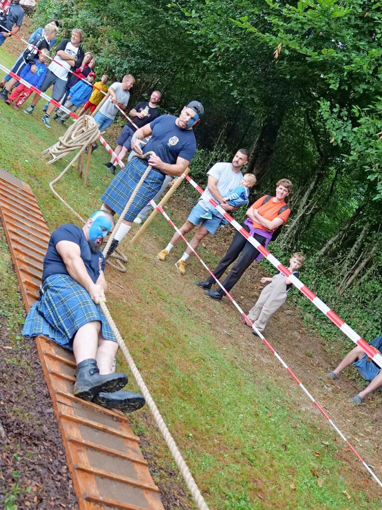 Sieben martialische Disziplinen gibt es in diesem Jahr bei den Highland Games: Baumstammwerfen, Tauziehen, Fasshochwurf, Axtwerfen, Lauf mit Gewichten, Baumstamm-Slalom und Weinfassrollen.