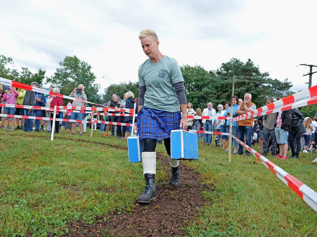 Sieben martialische Disziplinen gibt es in diesem Jahr bei den Highland Games: Baumstammwerfen, Tauziehen, Fasshochwurf, Axtwerfen, Lauf mit Gewichten, Baumstamm-Slalom und Weinfassrollen.