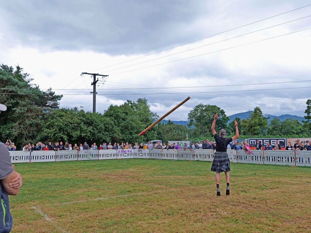 Sieben martialische Disziplinen gibt es in diesem Jahr bei den Highland Games: Baumstammwerfen, Tauziehen, Fasshochwurf, Axtwerfen, Lauf mit Gewichten, Baumstamm-Slalom und Weinfassrollen.