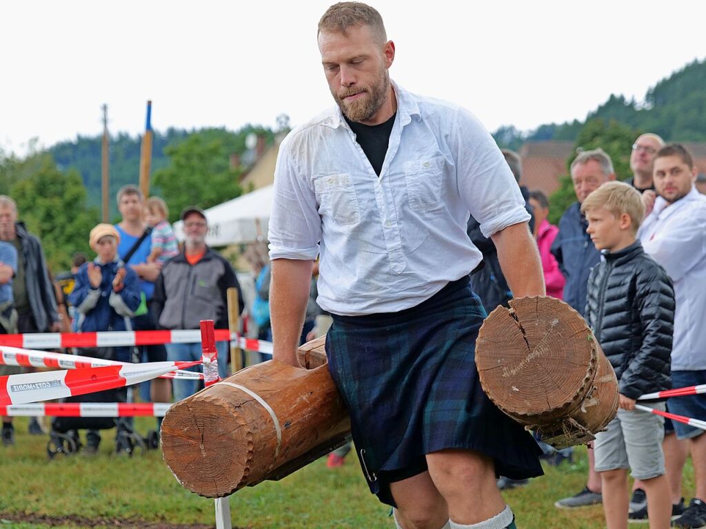 Sieben martialische Disziplinen gibt es in diesem Jahr bei den Highland Games: Baumstammwerfen, Tauziehen, Fasshochwurf, Axtwerfen, Lauf mit Gewichten, Baumstamm-Slalom und Weinfassrollen.