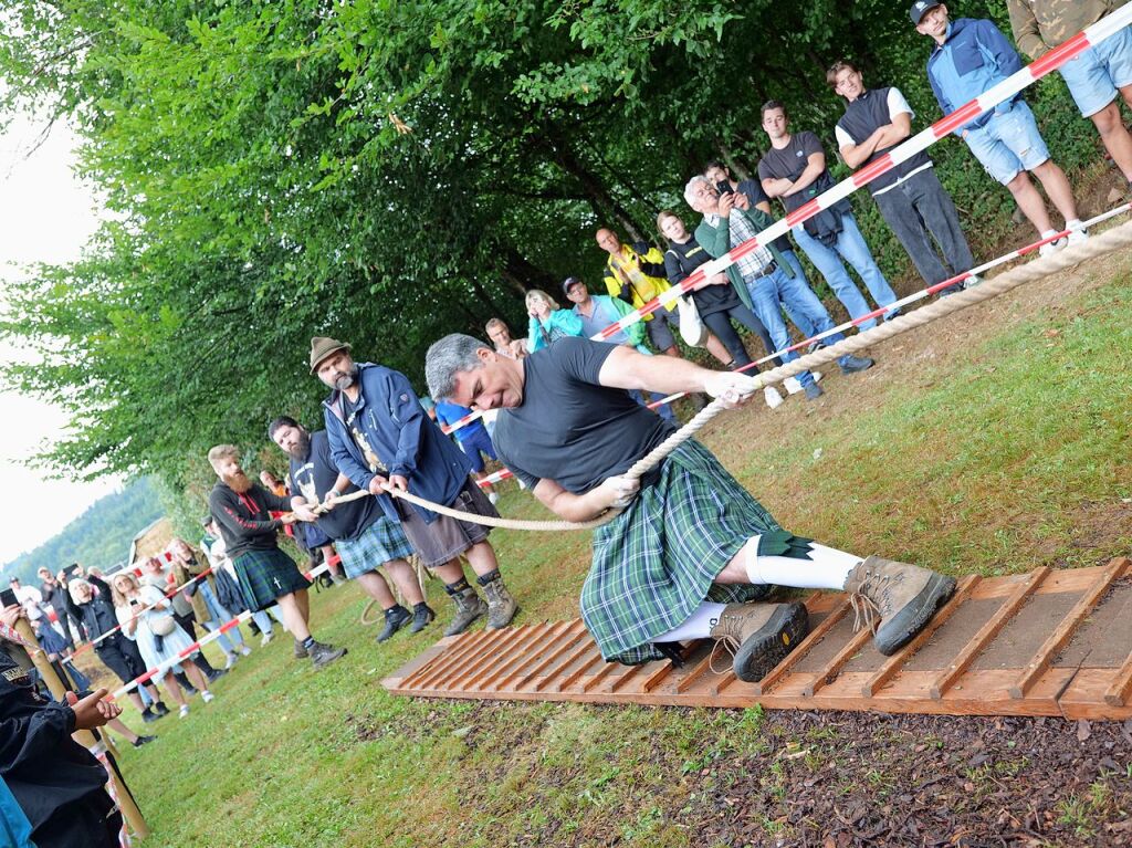 Sieben martialische Disziplinen gibt es in diesem Jahr bei den Highland Games: Baumstammwerfen, Tauziehen, Fasshochwurf, Axtwerfen, Lauf mit Gewichten, Baumstamm-Slalom und Weinfassrollen.