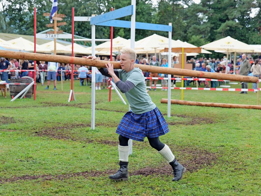 Sieben martialische Disziplinen gibt es in diesem Jahr bei den Highland Games: Baumstammwerfen, Tauziehen, Fasshochwurf, Axtwerfen, Lauf mit Gewichten, Baumstamm-Slalom und Weinfassrollen.