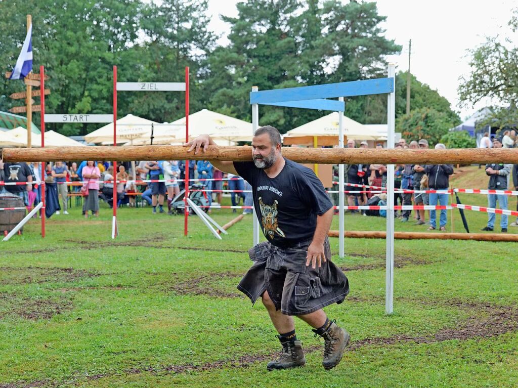 Sieben martialische Disziplinen gibt es in diesem Jahr bei den Highland Games: Baumstammwerfen, Tauziehen, Fasshochwurf, Axtwerfen, Lauf mit Gewichten, Baumstamm-Slalom und Weinfassrollen.