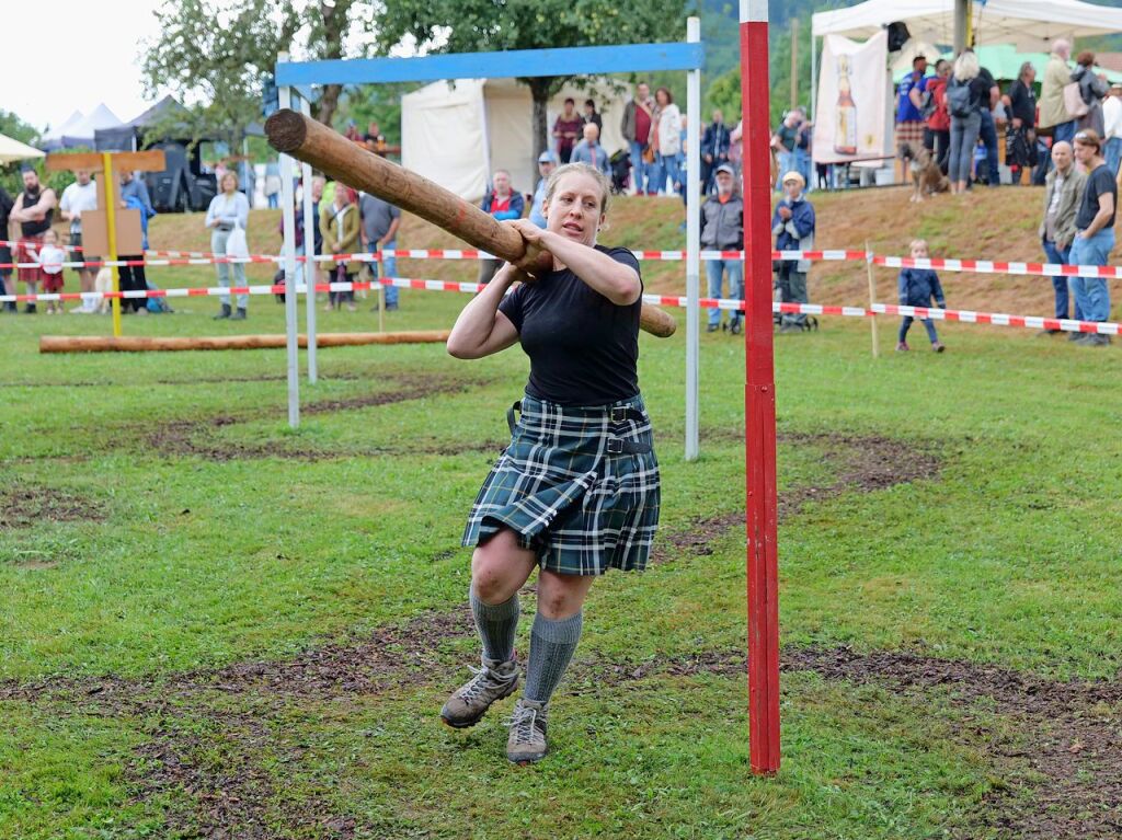 Sieben martialische Disziplinen gibt es in diesem Jahr bei den Highland Games: Baumstammwerfen, Tauziehen, Fasshochwurf, Axtwerfen, Lauf mit Gewichten, Baumstamm-Slalom und Weinfassrollen.