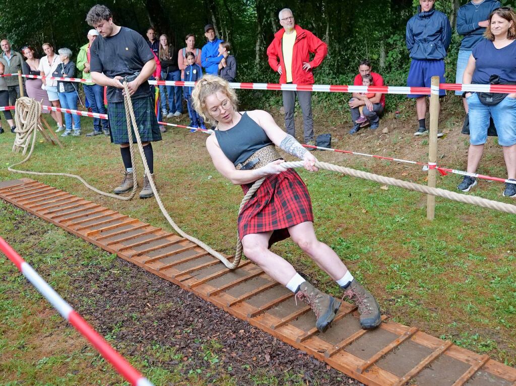 Sieben martialische Disziplinen gibt es in diesem Jahr bei den Highland Games: Baumstammwerfen, Tauziehen, Fasshochwurf, Axtwerfen, Lauf mit Gewichten, Baumstamm-Slalom und Weinfassrollen.