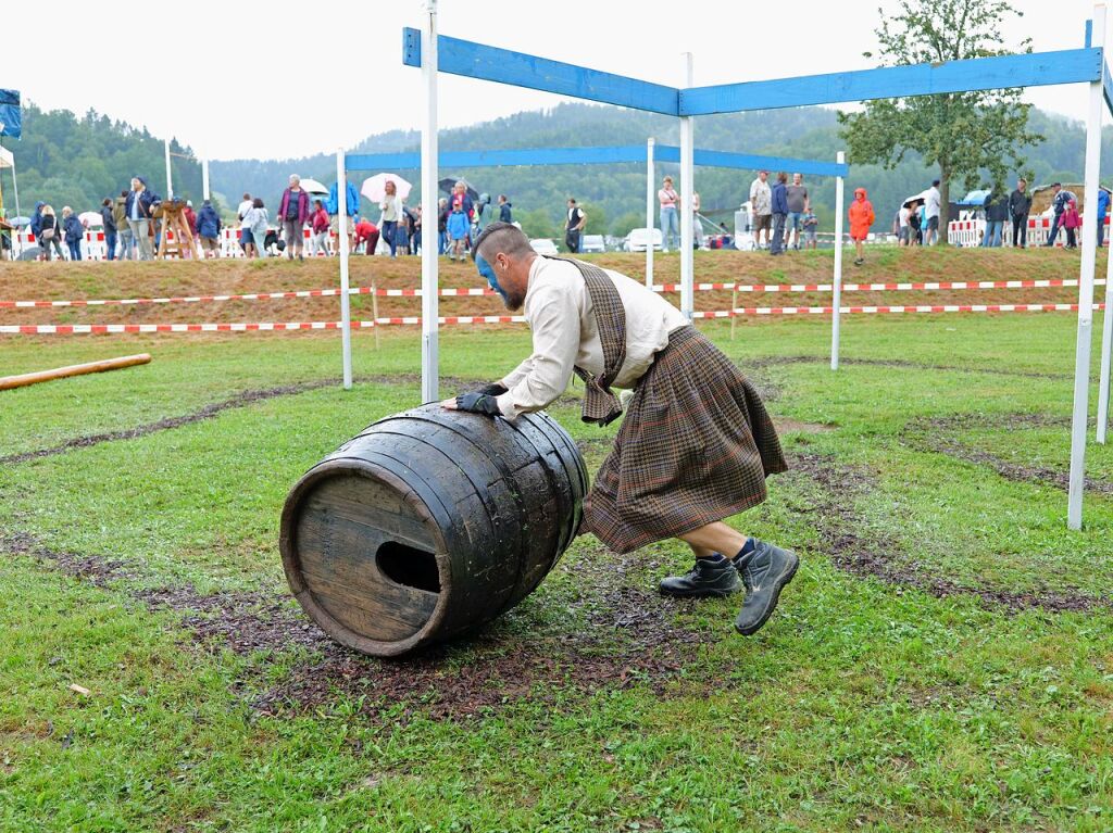 Sieben martialische Disziplinen gibt es in diesem Jahr bei den Highland Games: Baumstammwerfen, Tauziehen, Fasshochwurf, Axtwerfen, Lauf mit Gewichten, Baumstamm-Slalom und Weinfassrollen.