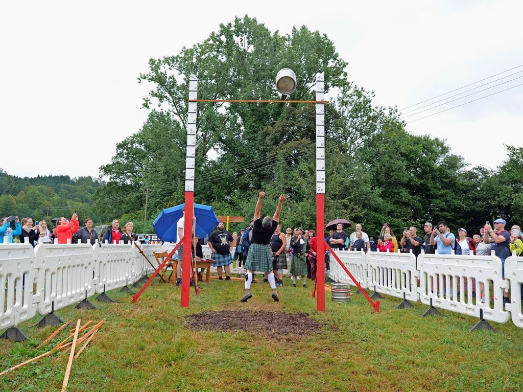 Sieben martialische Disziplinen gibt es in diesem Jahr bei den Highland Games: Baumstammwerfen, Tauziehen, Fasshochwurf, Axtwerfen, Lauf mit Gewichten, Baumstamm-Slalom und Weinfassrollen.