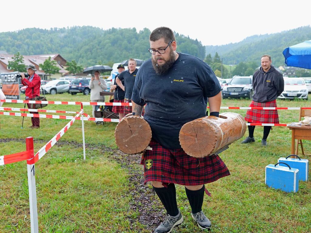 Sieben martialische Disziplinen gibt es in diesem Jahr bei den Highland Games: Baumstammwerfen, Tauziehen, Fasshochwurf, Axtwerfen, Lauf mit Gewichten, Baumstamm-Slalom und Weinfassrollen.