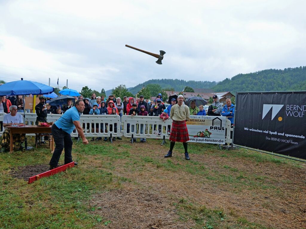 Sieben martialische Disziplinen gibt es in diesem Jahr bei den Highland Games: Baumstammwerfen, Tauziehen, Fasshochwurf, Axtwerfen, Lauf mit Gewichten, Baumstamm-Slalom und Weinfassrollen.