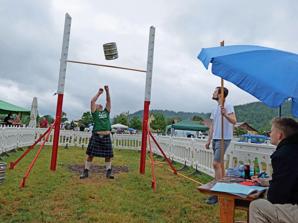 Sieben martialische Disziplinen gibt es in diesem Jahr bei den Highland Games: Baumstammwerfen, Tauziehen, Fasshochwurf, Axtwerfen, Lauf mit Gewichten, Baumstamm-Slalom und Weinfassrollen.