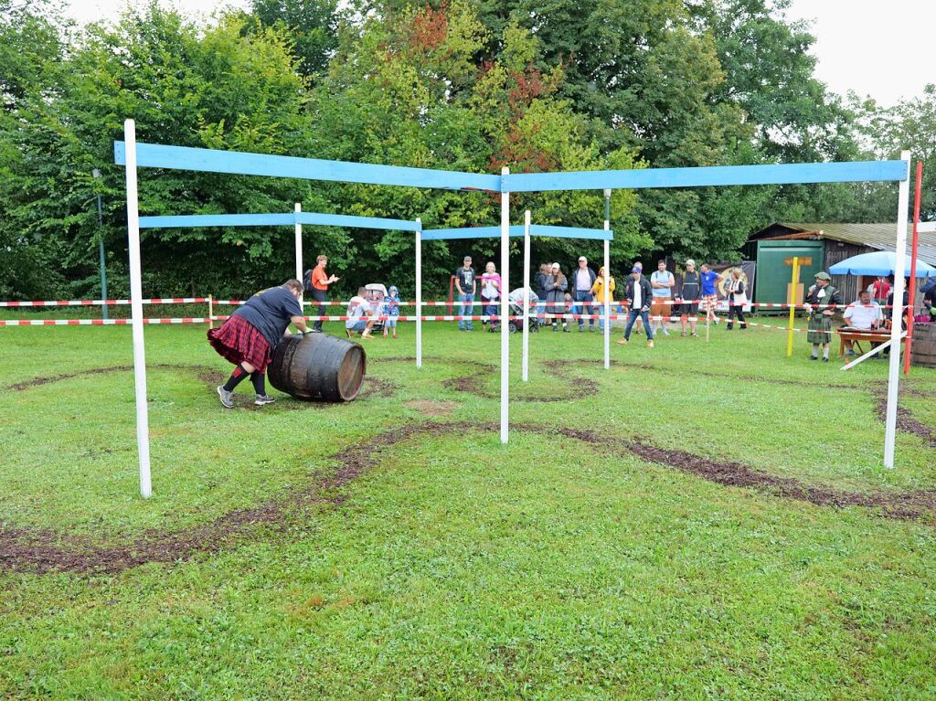 Sieben martialische Disziplinen gibt es in diesem Jahr bei den Highland Games: Baumstammwerfen, Tauziehen, Fasshochwurf, Axtwerfen, Lauf mit Gewichten, Baumstamm-Slalom und Weinfassrollen.