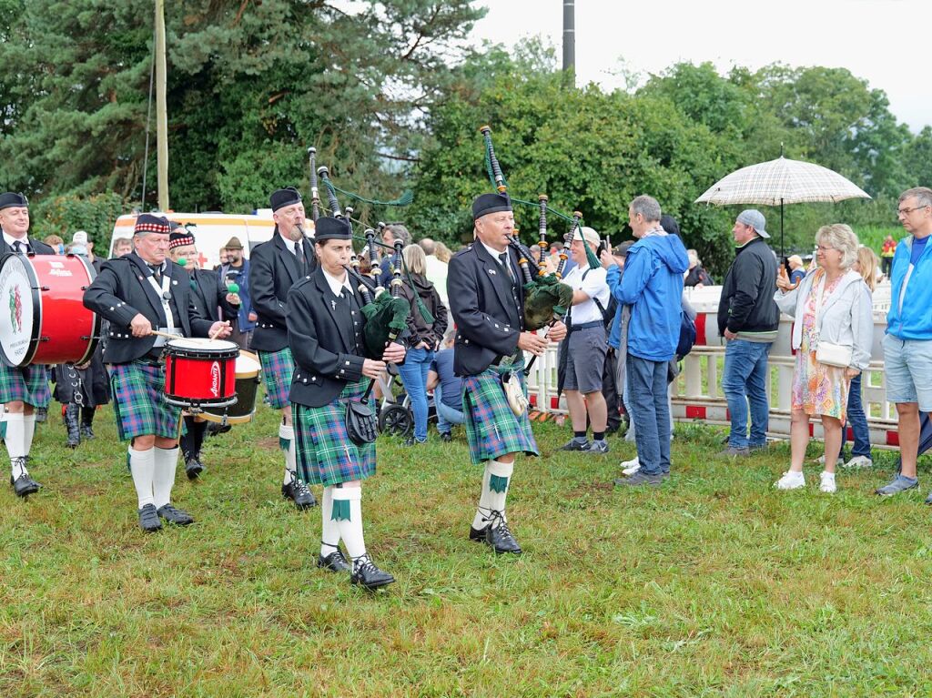 Sieben martialische Disziplinen gibt es in diesem Jahr bei den Highland Games: Baumstammwerfen, Tauziehen, Fasshochwurf, Axtwerfen, Lauf mit Gewichten, Baumstamm-Slalom und Weinfassrollen.